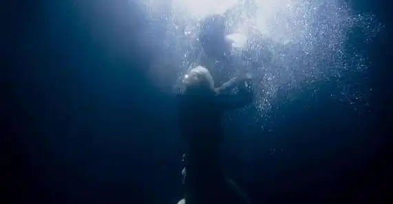 豆瓣7.6分《溺水小刀》:这部"难懂"的青春爱情剧,到底火在哪