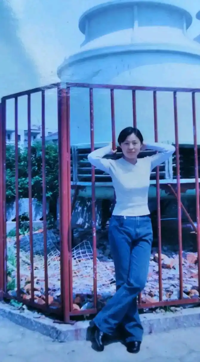 90年代,一位勤奋奔波的"打工妹",从老家来到广州这个陌生的城市,留下