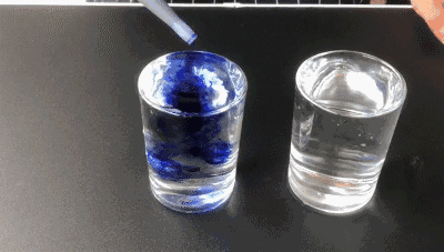 热水,冷水,塑料薄片(纸片可代替)4个杯子,木棒,食用色素(墨水可代替)