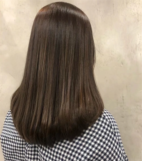 发尾c字内扣的梨花头发型,直发c卷的设计,发丝线条显得格外的飘逸