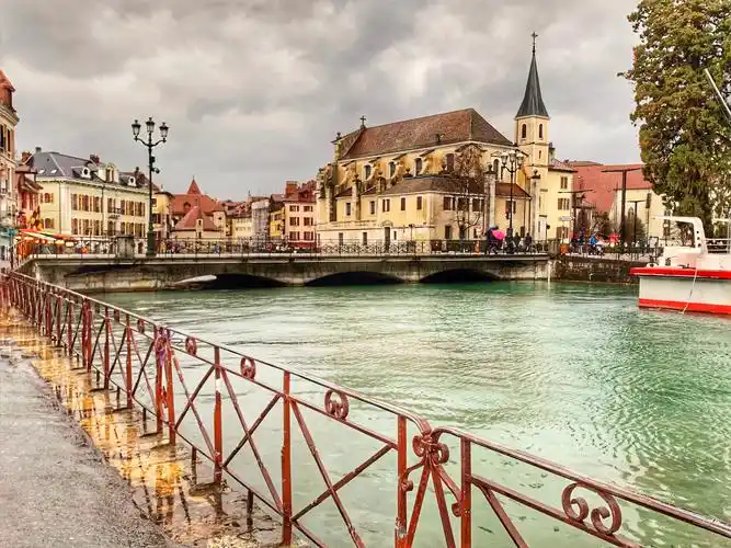 安纳西是法国阿尔卑斯山区最美丽的小镇,人称"阿尔卑斯山的阳台".