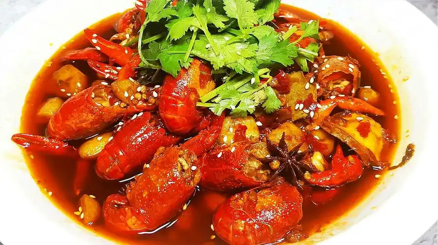 大厨教你做特别香的江湖油焖虾,火要大,油要多,咕嘟咕嘟就出锅