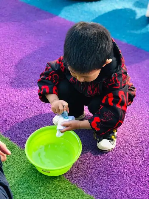 泾川县光彩幼儿园小班级 "我的小手真能干"以自我服务为主题的亲子