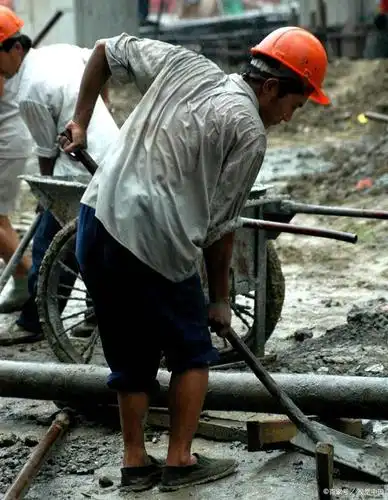 2010年代,多数农民已经正式向老家的田与地告别.