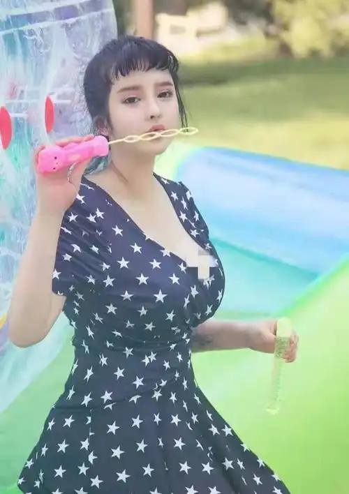 美女穿蓝色深v裙真是人比花娇展现性感迷人身材