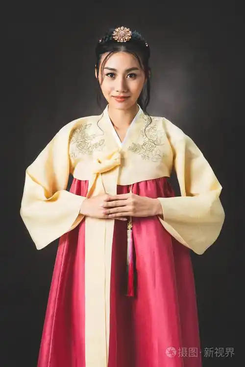 穿着传统韩服的韩国妇女韩服