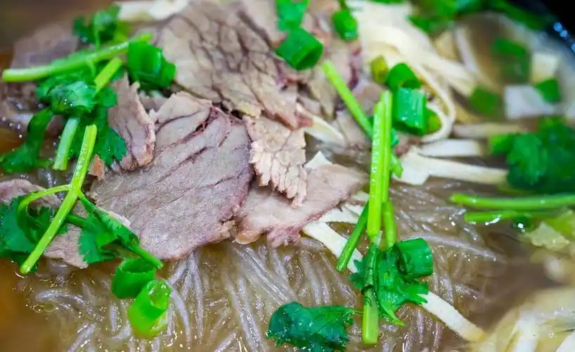 p>白菜粉丝牛肉汤是一道简单的家常菜,主料是牛肉(后腿),白菜,粉丝