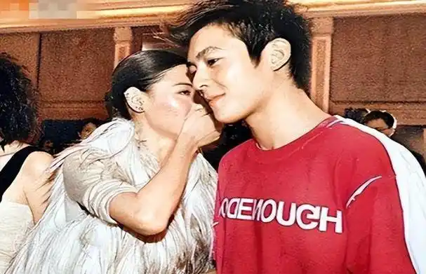 陈冠希不再隐瞒,曝出他与张柏芝飞机上亲密照的细节!