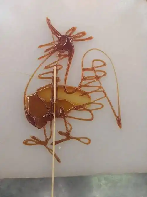 李秀清的糖画作品在糖画制作中,技巧很关键,考验的是手腕的灵巧度