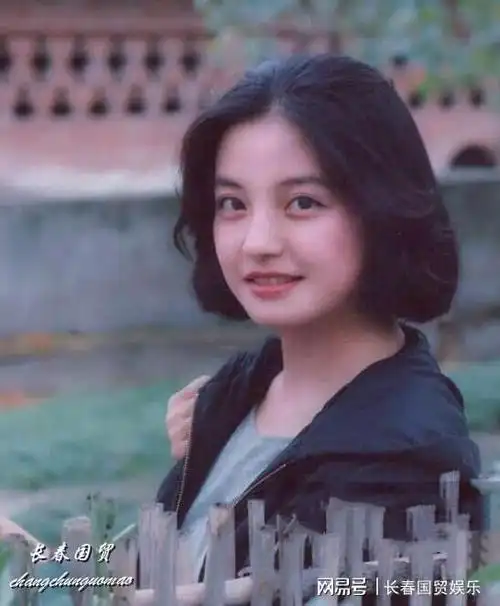 赵薇青涩旧照曝光,五官精致清纯甜美略显婴儿肥