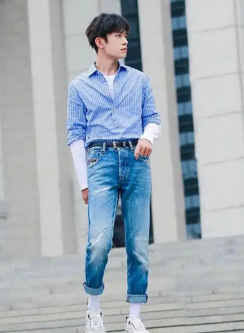 易烊千玺瘦出"小学生腿",3厘米白袜都能穿得进,怎么挤进去的