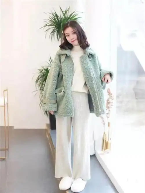 绿色是大自然的颜色,生机勃勃,充满活力,但亮度过高的绿色穿在身上绿