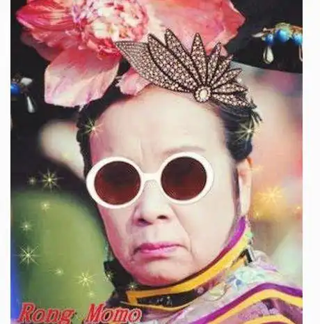 其次,就是《还珠格格》中,最爱"听墙角"的容嬷嬷,容嬷嬷要针扎紫薇