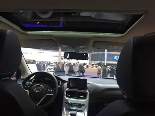 后座前拍这空间真心无可挑剔的.     最后再来两张侧身照!