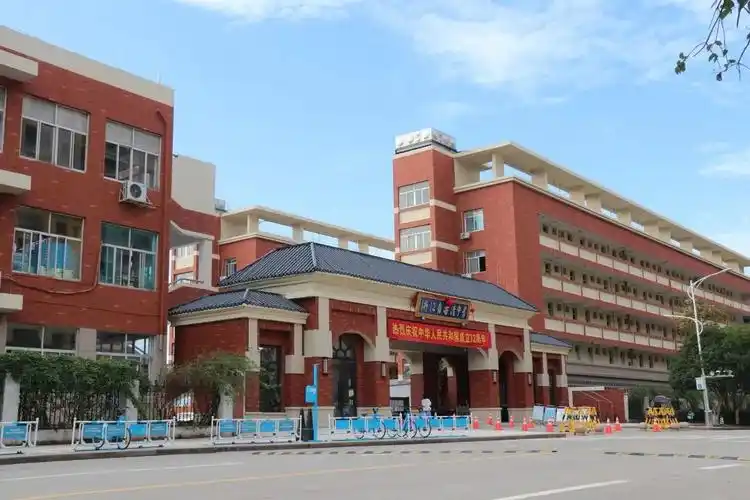 乐清中学"和雅校园".叶之景 摄人在这里启程,路在