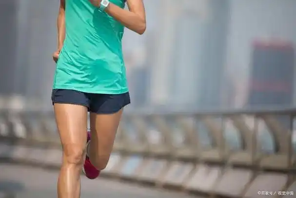 汗流浃背还是风吹面庞?解密个体差异中的跑步出汗之谜!