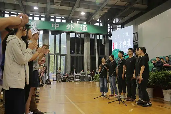 学生代表朗诵中国美术学院校训释文