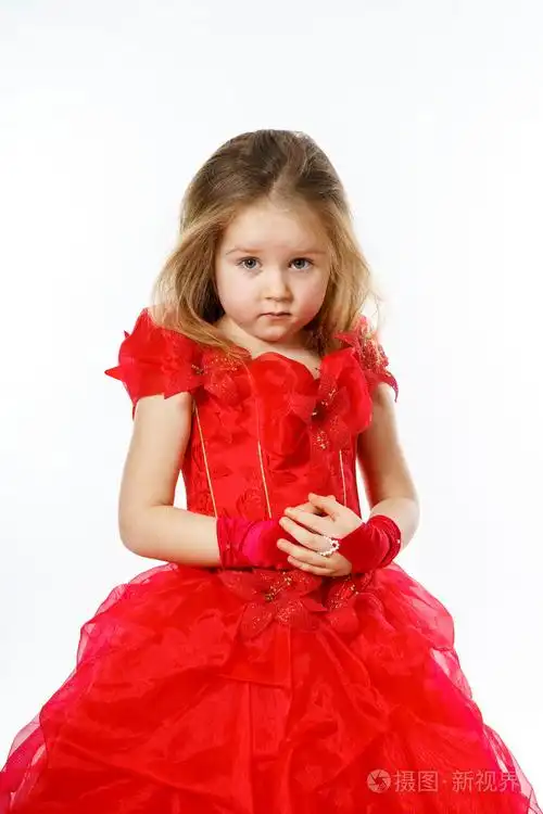 可爱的小公主身穿红色跳舞孤立对白色b
