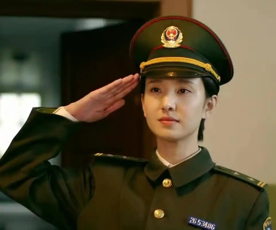 《他是谁》中的女警官确实不错,长得挺标志,演技也好.