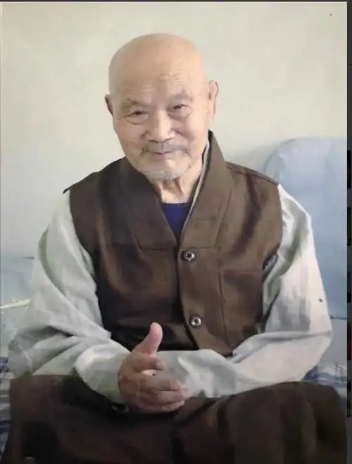 五台山没人敢上的悬崖,60岁老和尚住山洞12年,上去吓得腿软