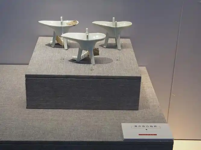 唐山博物馆清东陵文物展之嘉庆款白釉爵