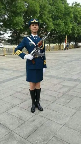 中国三军仪仗队女护旗手对中外媒体亮相