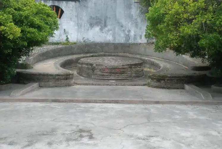 探花墓的墓基为圆形封土结构,用三合土筑造无石质材料,在闽南一带很