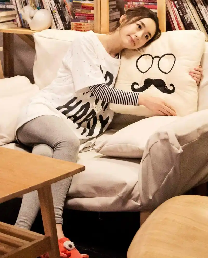 赵丽颖光脚拍戏花絮真可爱.