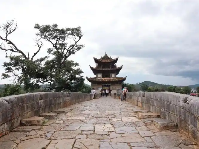 双龙桥,俗称"十七孔桥",位于云南省红河州建水县,始建于17 - 抖音