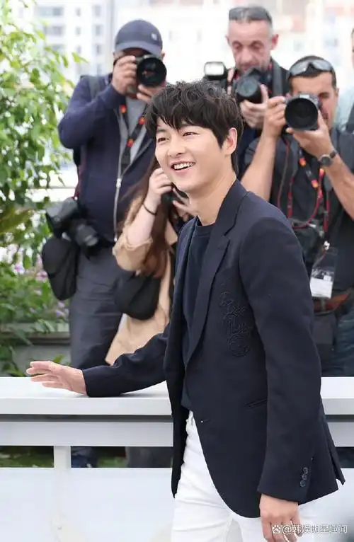 韩国明星,演员宋仲基,在妻子分娩前的采访,称成为丈夫和父亲就意味着