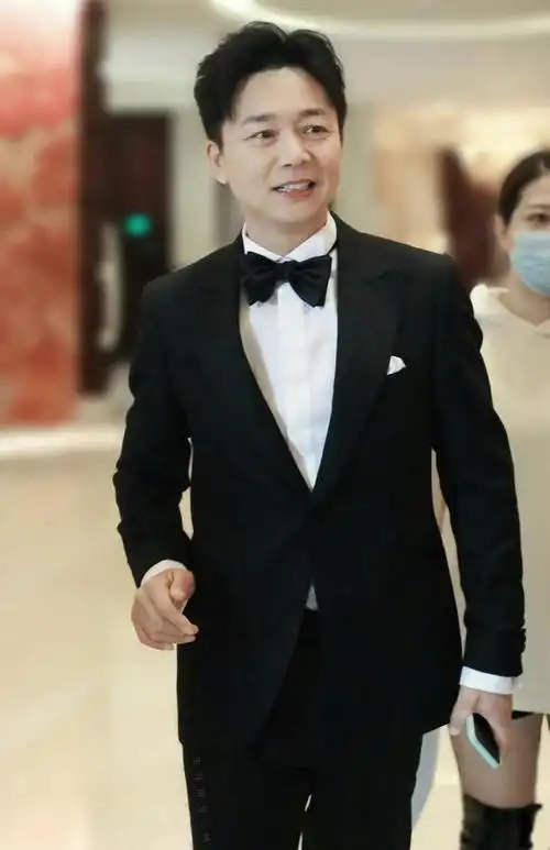 刘奕君被称人间绝色27岁奉子成婚二婚娶女强人比儿子帅气