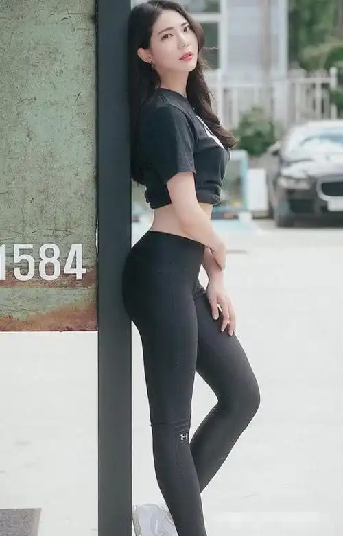 穿打底裤的美女给人无限遐想,但是三角区的尴尬也是让人烦!