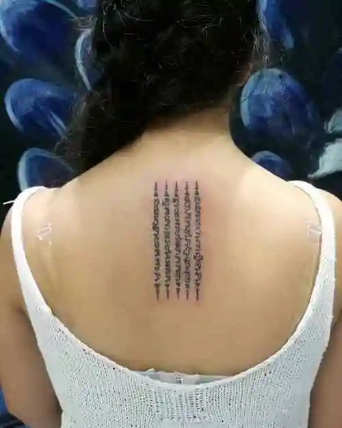 卖绿萝的申小姐后背泰文字符纹身图案