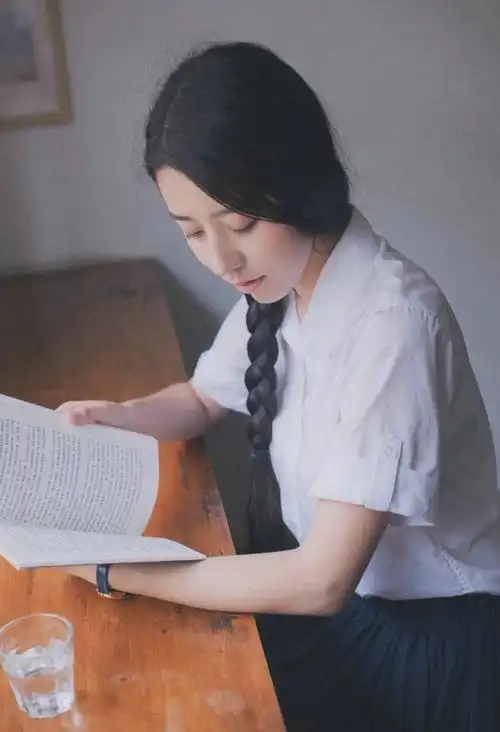 文艺恬静少女闲暇时光最爱看书私房照写真图片下载