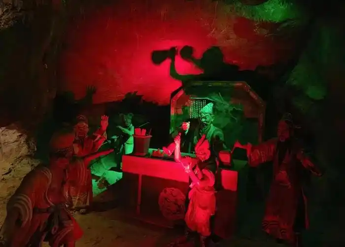 万金油的创始人,建过一座邪典乐园