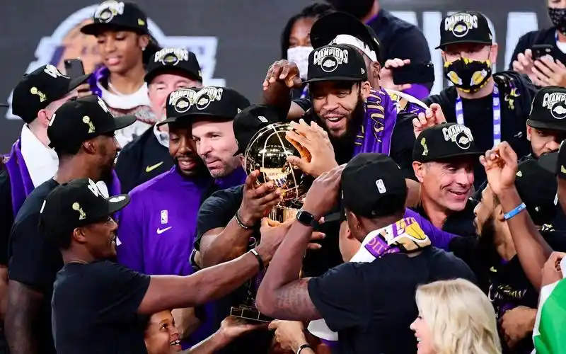 湖人众将手捧总冠军奖杯.图/视觉中国