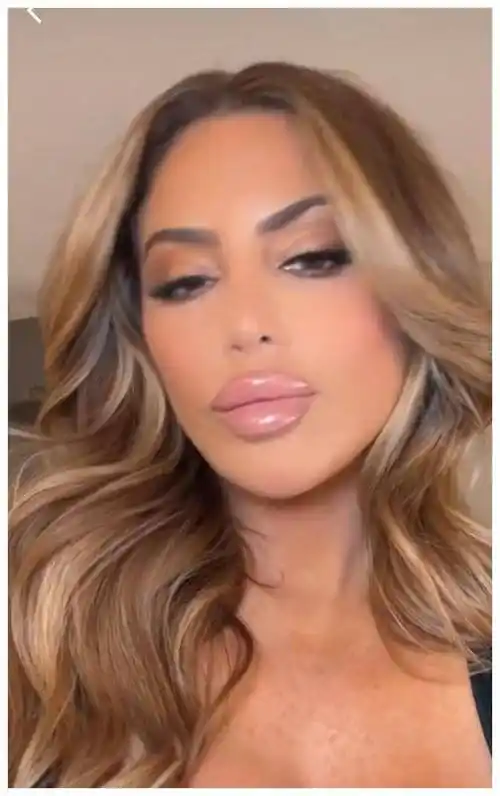 皮蓬前妻又一次惊艳登场,粉红口红增添魅力,50岁神秘消失