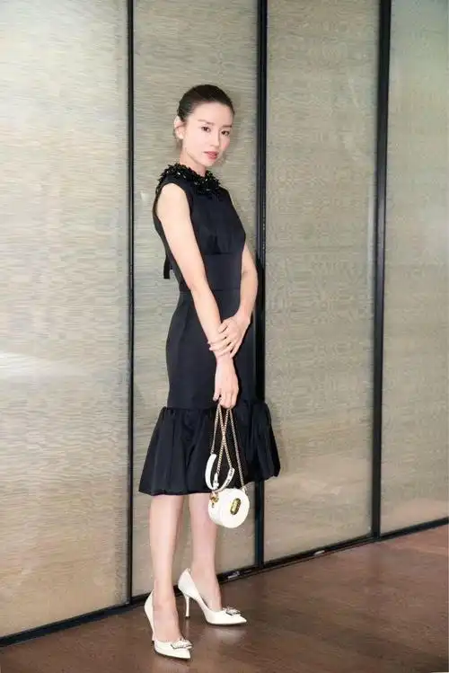 马上就变身小公主,董洁的白皙肤色,为自己加分,同时搭配仙女高跟鞋,细