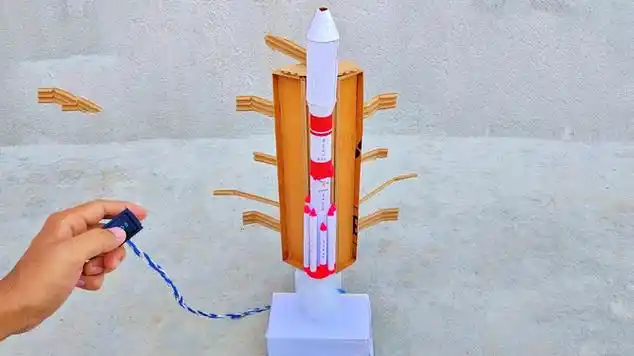印度手工大佬用纸板做火箭,还真能发射!|手工自制|创意发明_网易视频