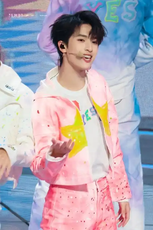 严浩翔超话#时代少年团新歌首秀#    你别过分可爱!