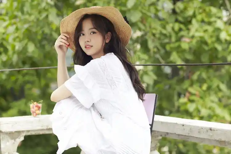 还记得"打架吧,鬼神"中可爱的"女鬼"吗?金所炫不一样的美