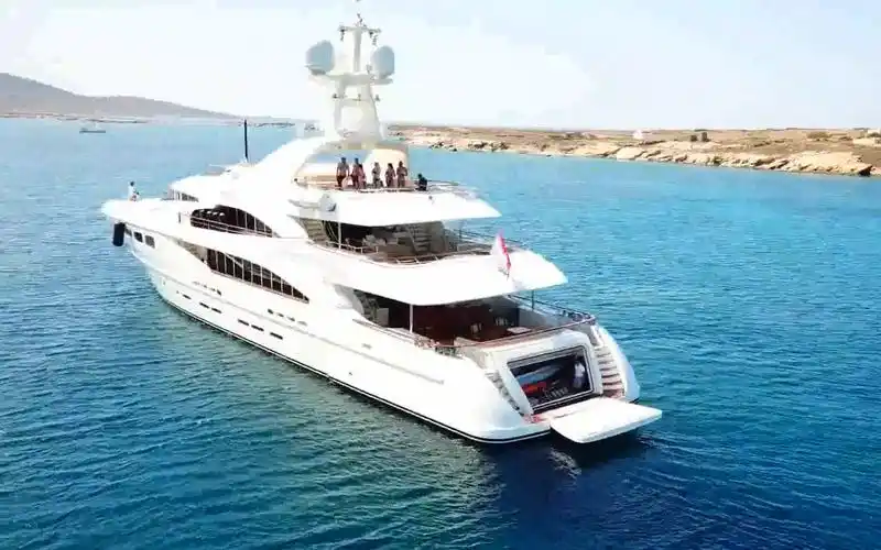 壕无止境国外主播带你深入体验价值3000万美元的豪华游艇中文字幕