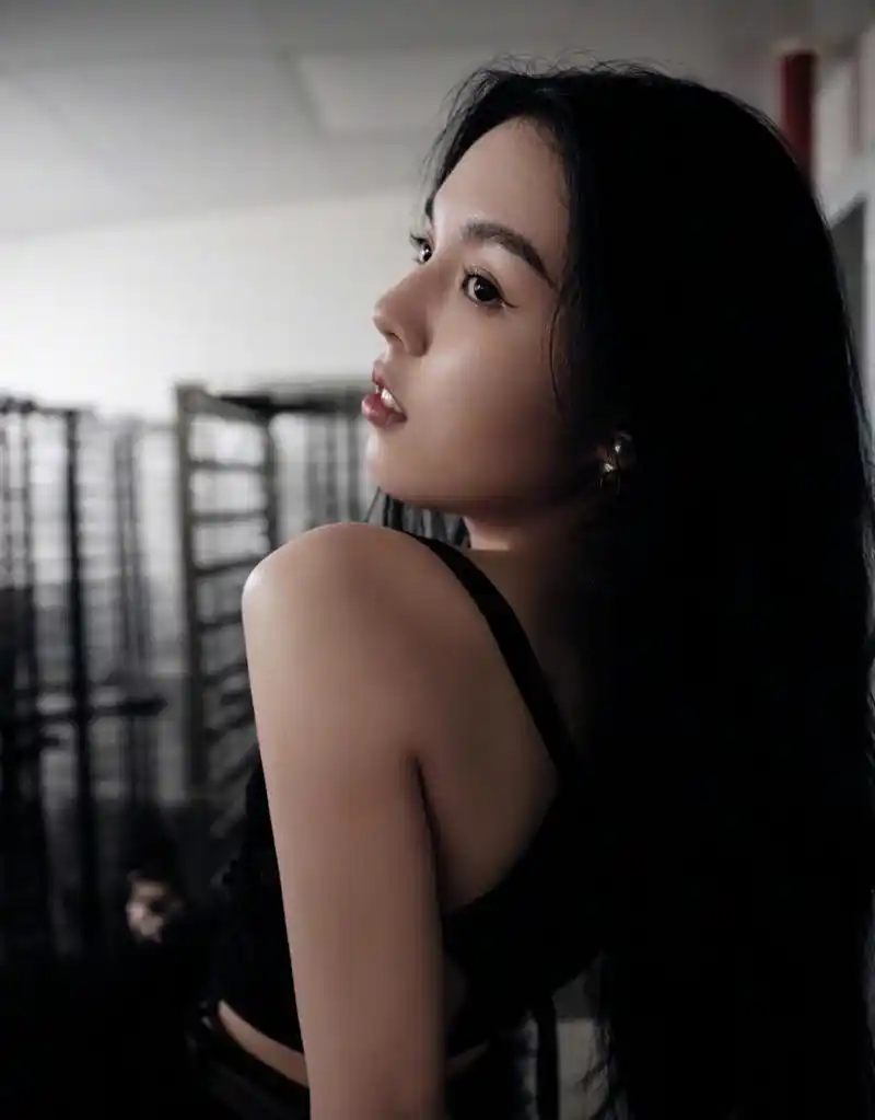 李咏女儿法图麦出道了,她妈妈分享了她最新照片,只见她穿着黑色扔子