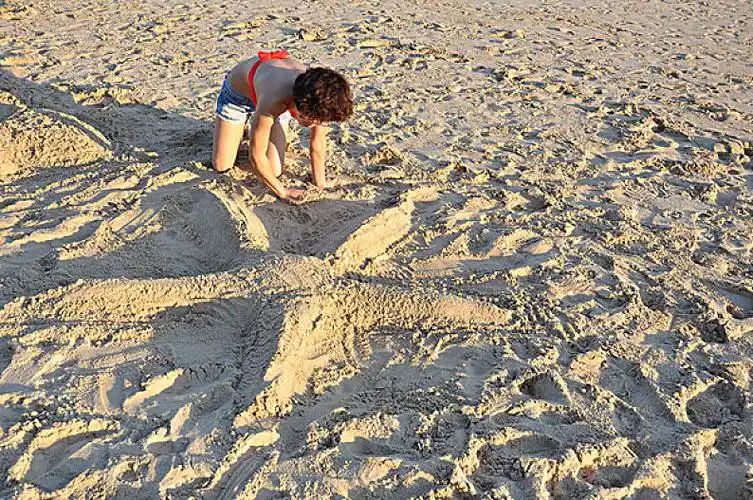 沙滩玩沙图片_沙滩玩沙高清图片_全景视觉