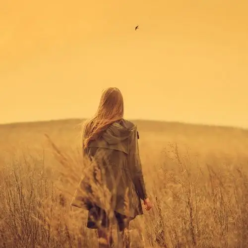 女生背影头像500x500分辨率欧美眉间心上的一抹惆怅