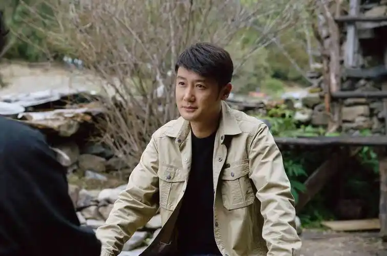 从二十多岁大学毕业生到当地的中流砥柱县委书记,几十年的大跨度表演