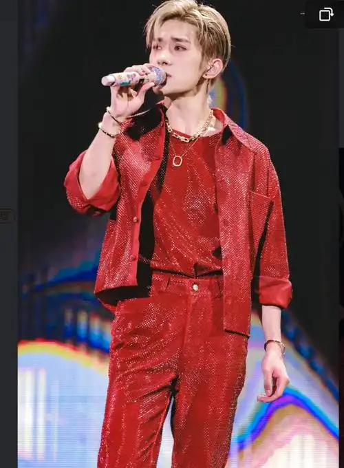 易烊千玺红色造型惊艳全场葫芦丝唢呐演绎大花轿白日猫