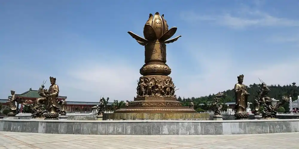 66米,重380吨)――南山大佛和国内最大的室内玉佛(高13.66米,重660吨