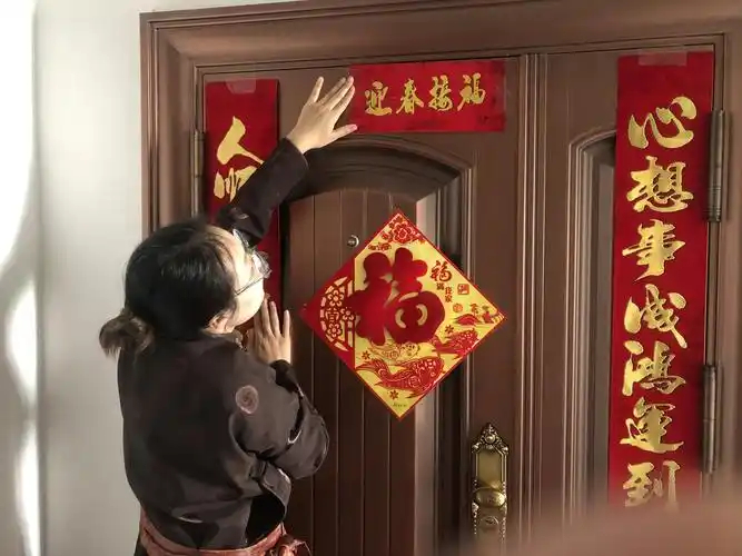 2月10日,牧民其其格家今年贴了汉字对联.