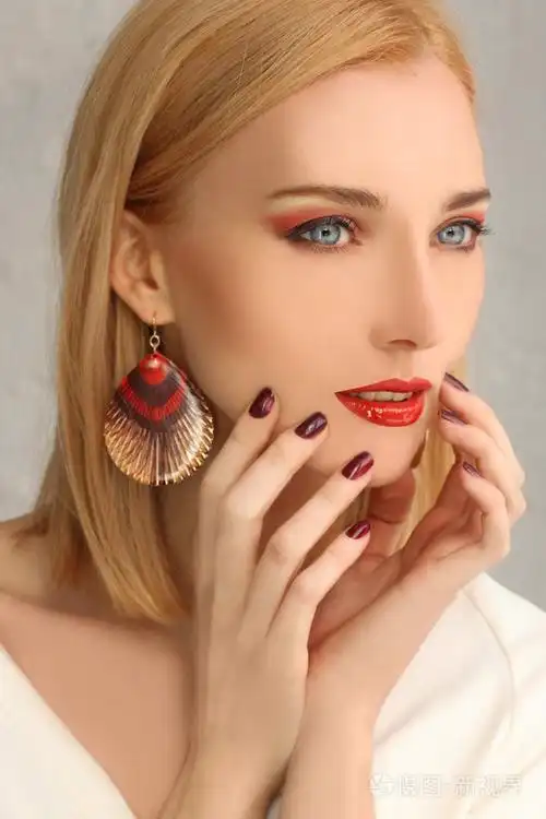 美丽的女模特脸与纯度健康皮肤 & 淡妆在黑色背景上的特写肖像